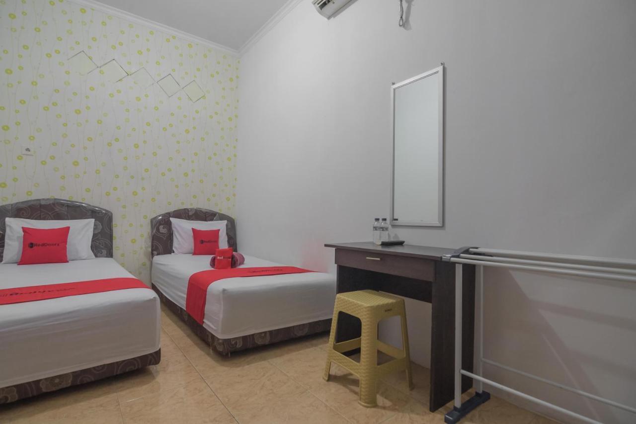 Hotel Reddoorz Near Sepinggan Airport Balikpapan 2 Exterior foto